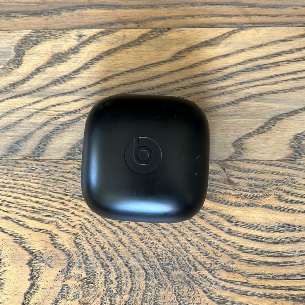 powerbeats pro ear buds and case